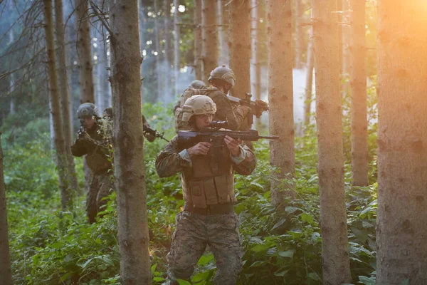 Modern Warfare Soldiers Squad Läuft Als Team Kampfformation — Stockfoto