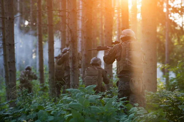 Çağdaş Savaş Askerleri Bölüğü Savaş Düzeni Nde Takım Olarak Koşuyor — Stok fotoğraf