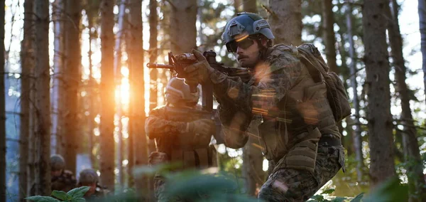 Modern Warfare Soldiers Squad Läuft Als Team Kampfformation — Stockfoto