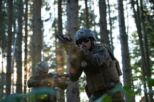 Moderne Oorlogsvoering Soldaten Squad Running Als Team Battle Formation — Stockfoto