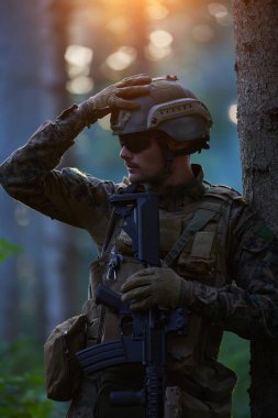 asker portresi koruyucu ordu taktik teçhizatı ve silahı ile dinleniyor ve dinleniyor.