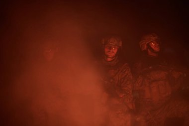 Özel deniz kuvvetleri mangası askerleri arka planda tam bir yangın sonrası grup portresi çektiler.