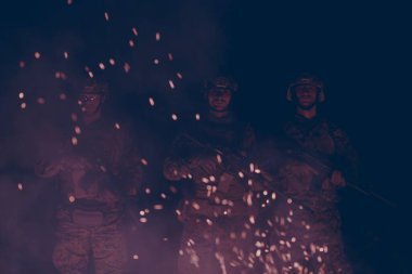 Özel deniz kuvvetleri mangası askerleri arka planda tam bir yangın sonrası grup portresi çektiler.