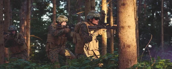 Soldados Guerra Modernos Esquadrão Correndo Como Equipe Formação Batalha — Fotografia de Stock