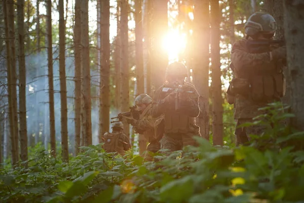 Soldati Guerra Moderni Squadra Correre Come Squadra Formazione Battaglia — Foto Stock