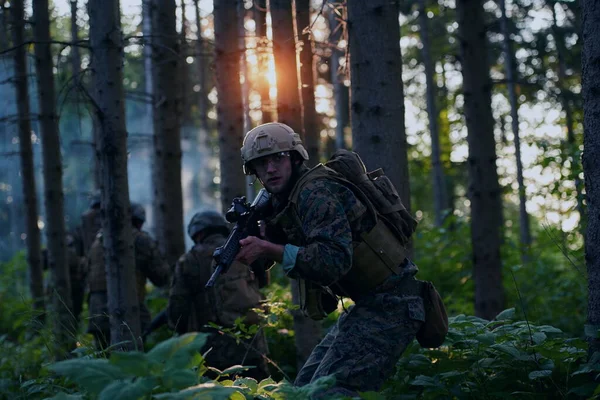 Escuadrón Soldados Guerra Moderna Corriendo Como Equipo Formación Batalla — Foto de Stock