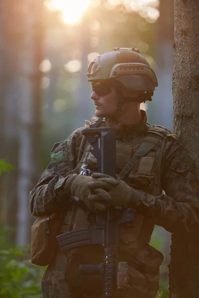 Retrato Soldado Con Equipo Táctico Del Ejército Protección Arma Que — Foto de Stock