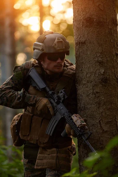 Soldado Guerra Moderna Acción Apuntando Óptica Láser Arma Posición Combate — Foto de Stock