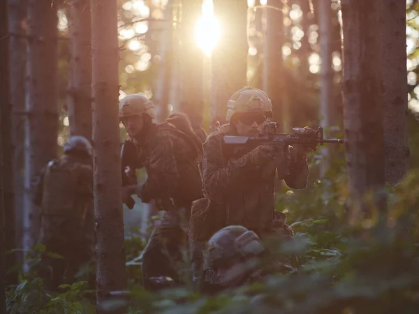 Soldados Guerra Modernos Esquadrão Correndo Como Equipe Formação Batalha — Fotografia de Stock