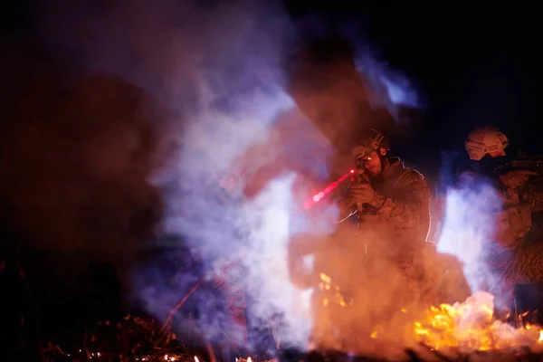 Vojáci Oddíl Akci Noční Misi Pomocí Laserového Paprsku Světla Vojenský — Stock fotografie