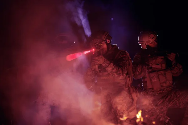 Escuadrón Soldados Acción Misión Nocturna Usando Luces Láser Haz Visión —  Fotos de Stock
