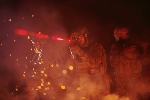 Escuadrón Soldados Acción Misión Nocturna Usando Luces Láser Haz Visión — Foto de Stock