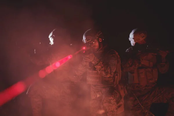 Escuadrón Soldados Acción Misión Nocturna Usando Luces Láser Haz Visión — Foto de Stock