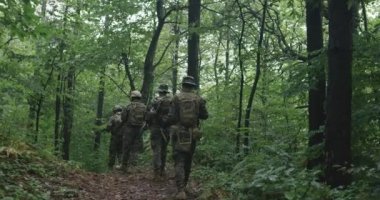Modern savaş askerleri savaşta bir hedef ararken yürüyorlar.