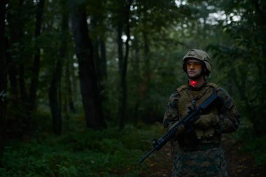 Gece vakti lazer ışınlı keskin nişancı hedefi olan asker.