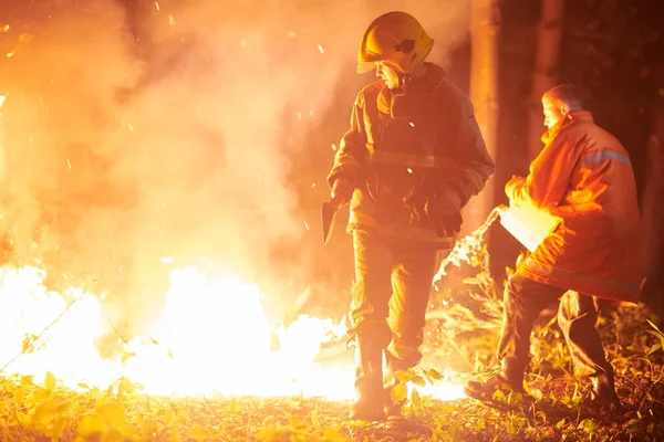 Tűzoltó Hős Akció Veszély Ugrás Tűz Láng Hogy Megmentse Mentse — Stock Fotó