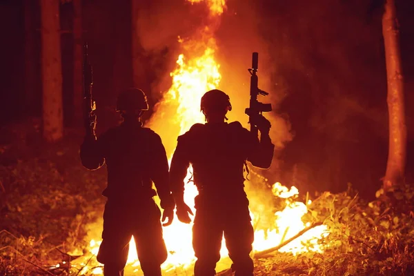 Özel Deniz Kuvvetleri Mangası Askerleri Arka Planda Tam Bir Yangın — Stok fotoğraf