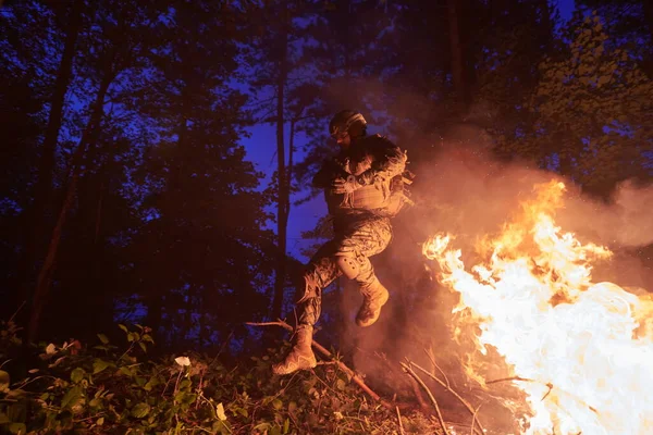 Soldado Acción Por Noche Zona Forestal Misión Militar Nocturna Saltando — Foto de Stock