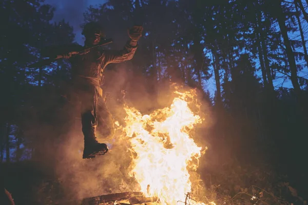 Soldado Acción Por Noche Zona Forestal Misión Militar Nocturna Saltando —  Fotos de Stock