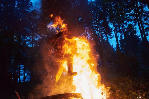 Hasič Hrdina Akci Nebezpečí Skákání Přes Oheň Plamen Zachránit Uložit — Stock fotografie