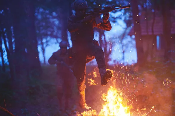 Soldat Nächtlichen Einsatz Waldgebiet Militärische Nachtmission Springt Über Das Feuer — Stockfoto