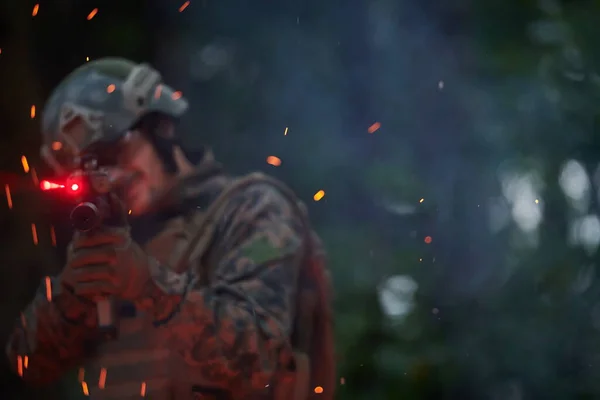 Soldado Ação Noite Área Florestal Noite Missão Militar — Fotografia de Stock