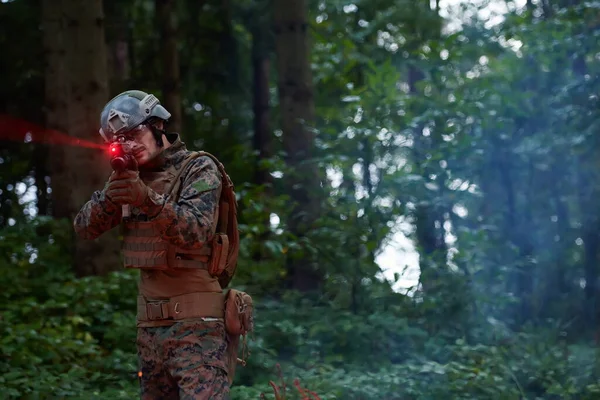 Katona Akcióban Éjjel Erdő Környékén Éjszakai Katonai Misszió — Stock Fotó