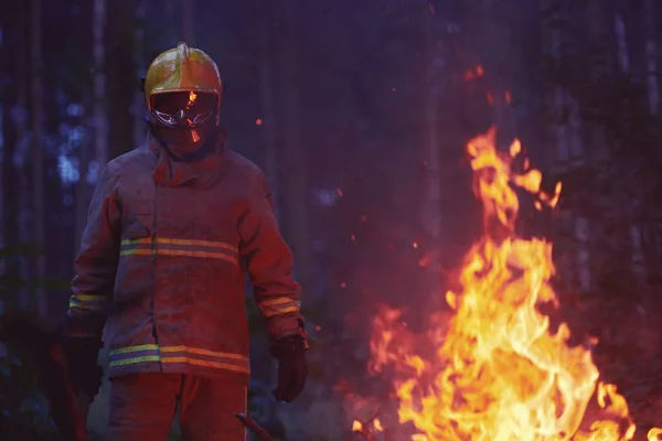 Retrato Bombero Ubicación Del Fuego Auténtico Bosque — Foto de Stock