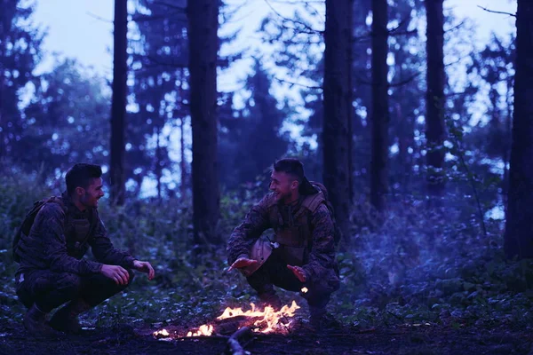 Soldados Descansando Calentándose Pequeño Fuego Bosque Por Noche — Foto de Stock