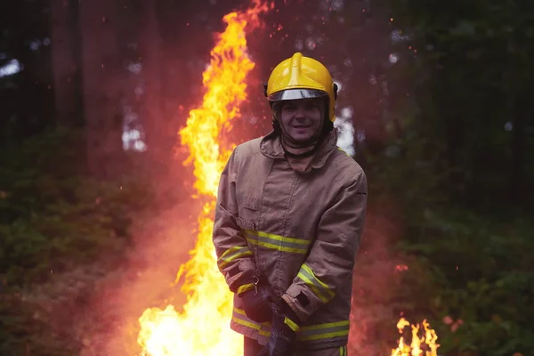 Portrait Pompier Sur Emplacement Authentique Feu Dans Forêt — Photo