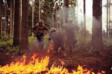 Çağdaş Savaş Askerleri Bölüğü Savaş Düzeni 'nde Takım Olarak Koşuyor