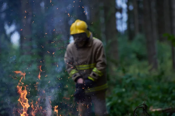 Герой Пожежної Небезпеки Стрибає Над Вогнем Полум Щоб Врятувати Врятувати — стокове фото