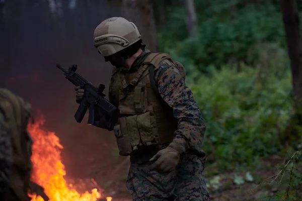 Soldado Acción Por Noche Zona Forestal Misión Militar Nocturna Saltando — Foto de Stock