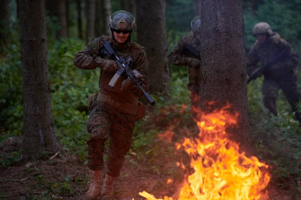 Солдат Діє Нічний Час Лісовій Території Військова Місія Нічного Часу — стокове фото