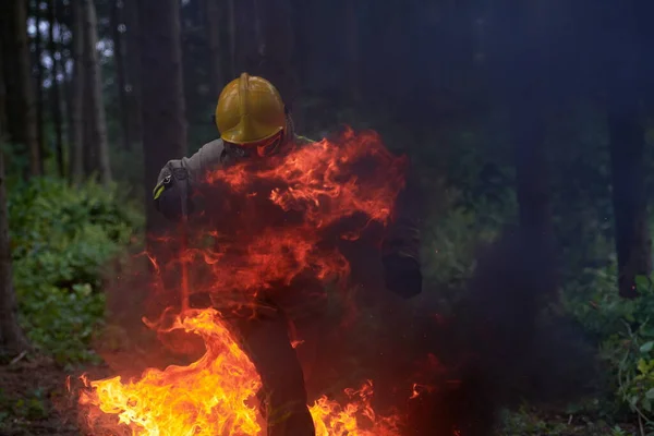 Héroe Bombero Peligro Acción Saltando Sobre Llama Fuego Para Rescatar — Foto de Stock