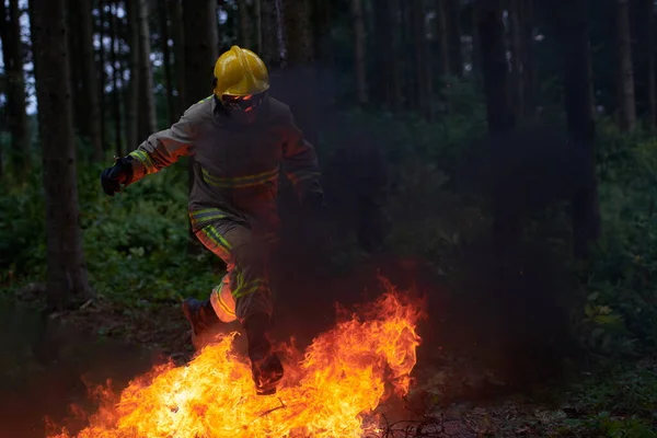 Héroe Bombero Peligro Acción Saltando Sobre Llama Fuego Para Rescatar — Foto de Stock