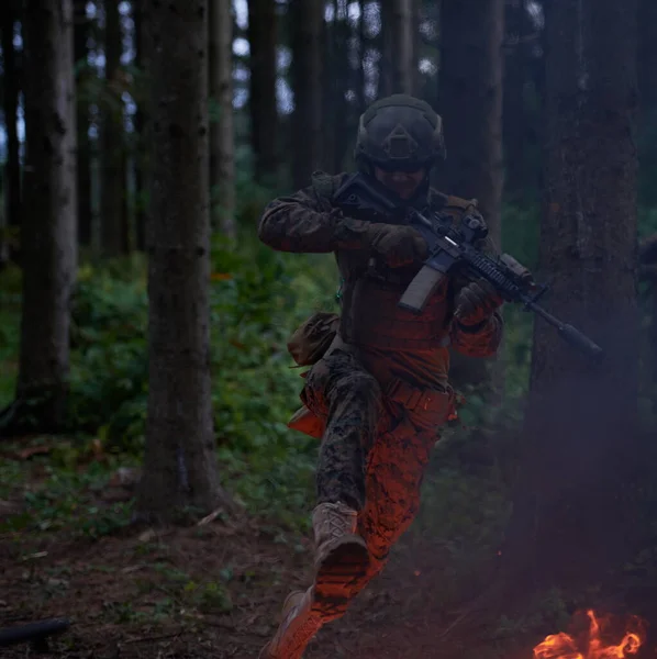 Soldado Ação Noite Área Florestal Missão Militar Noite Saltando Sobre — Fotografia de Stock