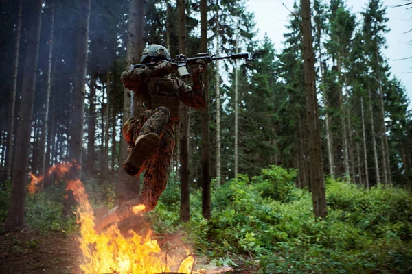 Soldaat Actie Nachts Het Bosgebied Night Time Militaire Missie Springen — Stockfoto