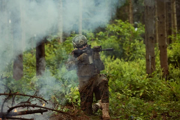 Σύγχρονος Στρατιώτης Πολέμου Δράση Στόχο Την Οπτική Όπλο Λέιζερ Θέση — Φωτογραφία Αρχείου