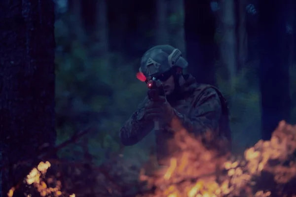 Soldado Guerra Moderna Acción Apuntando Óptica Láser Arma Posición Combate — Foto de Stock