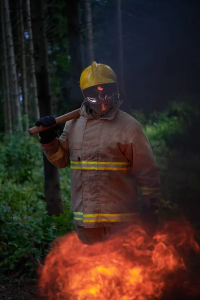 Portrait Pompier Sur Emplacement Authentique Feu Dans Forêt — Photo