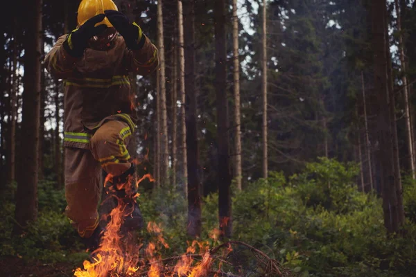 Héroe Bombero Peligro Acción Saltando Sobre Llama Fuego Para Rescatar —  Fotos de Stock