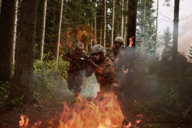Çağdaş Savaş Askerleri Bölüğü Savaş Düzeni 'nde Takım Olarak Koşuyor