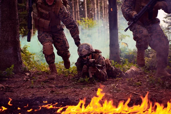 Escuadrón Soldados Guerra Moderna Corriendo Como Equipo Formación Batalla — Foto de Stock