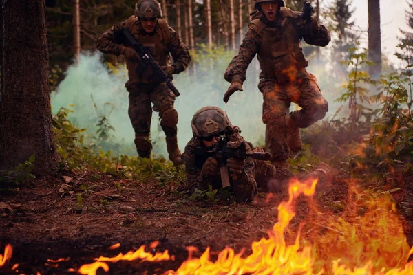 Çağdaş Savaş Askerleri Bölüğü Savaş Düzeni Nde Takım Olarak Koşuyor — Stok fotoğraf