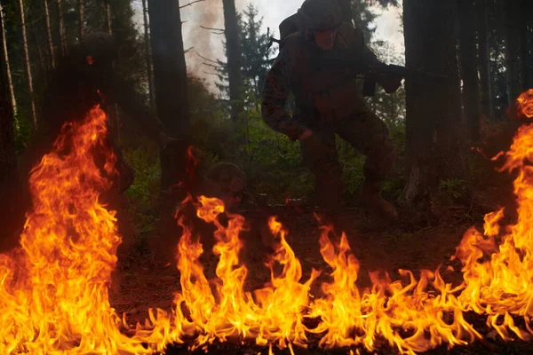 Загін Сучасних Воїнів Біжить Команда Бойовому Формуванні — стокове фото