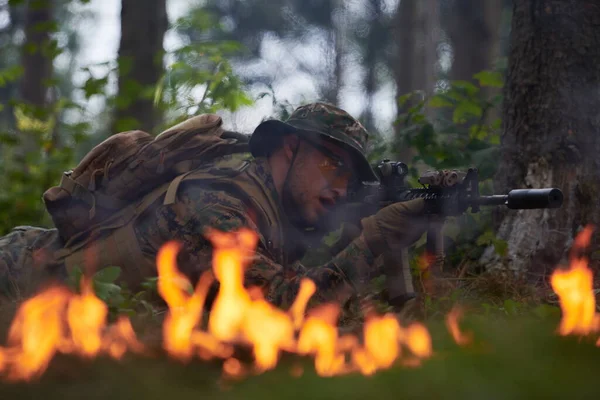 Soldado Guerra Moderna Acción Apuntando Óptica Láser Arma Posición Combate — Foto de Stock