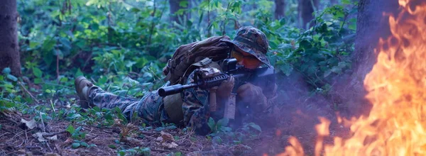 Soldado Guerra Moderna Acción Apuntando Óptica Láser Arma Posición Combate — Foto de Stock