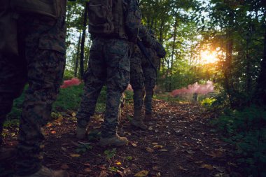 Çağdaş Savaş Askerleri Bölüğü Savaş Düzeni 'nde Takım Olarak Koşuyor