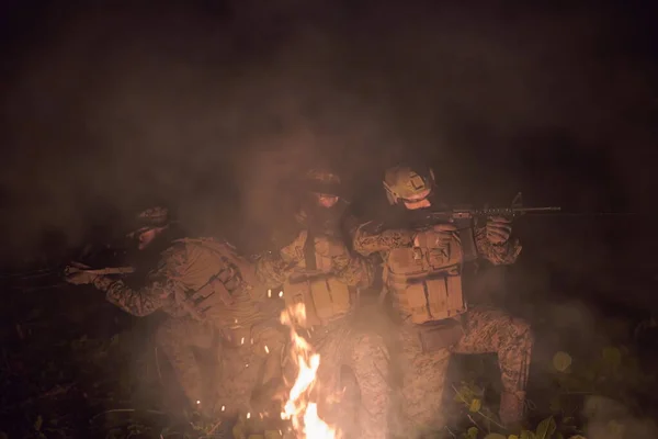 Soldaten Trupp Einsatz Auf Nachtmission Mit Laser Strahllichtern Militärische Team — Stockfoto